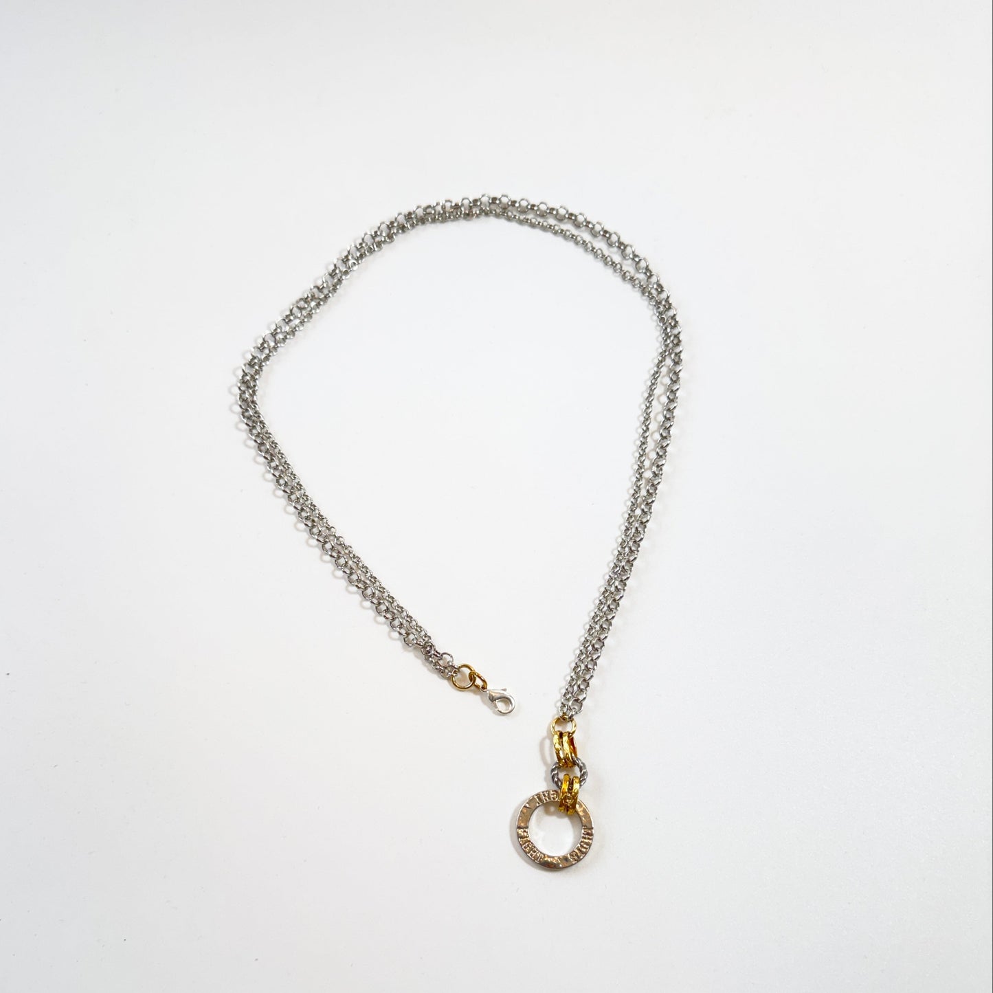 Halo Fight – Handgjort långt halsband med gulddetalj | Design by Brandeby