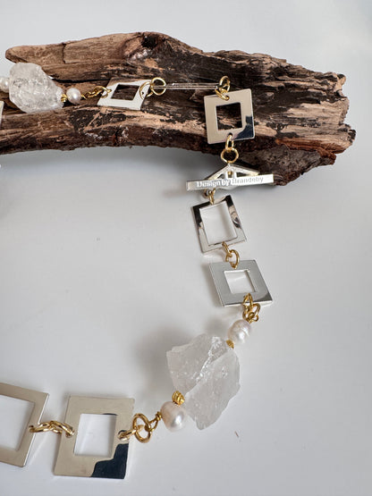 exklusivt halsband i kort modell egendesignade delar överdragna med sterling silver äkta