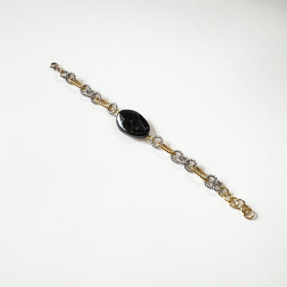 Handgjort armband med svart agat och kedja i rostfritt stål, PVD-behandlad i 18K guld och silver. Designat av Sussie Brandeby i Helsingborg.