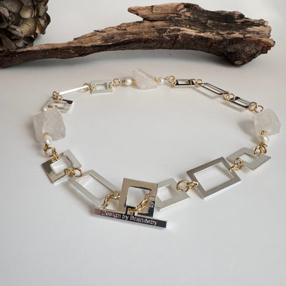 kort halsband med vita sötvattens pärlor äkta och rå bergkristall med fyrkanter sterling silver och handgjort i exklusive modell