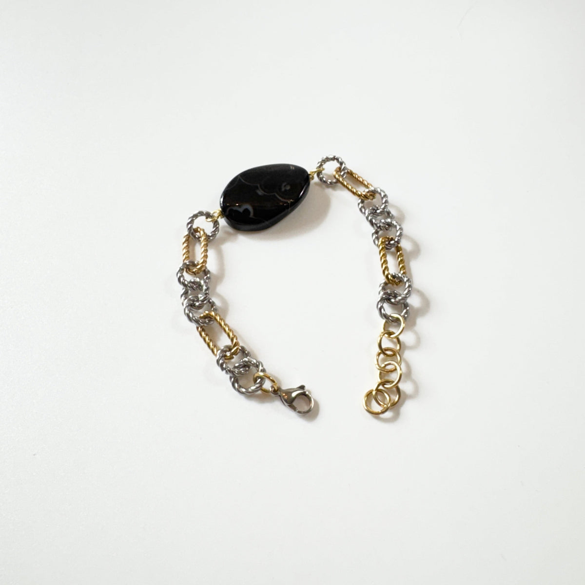 Handgjort armband med svart agat och kedja i rostfritt stål, PVD-behandlad i 18K guld och silver. Designat av Sussie Brandeby i Helsingborg.