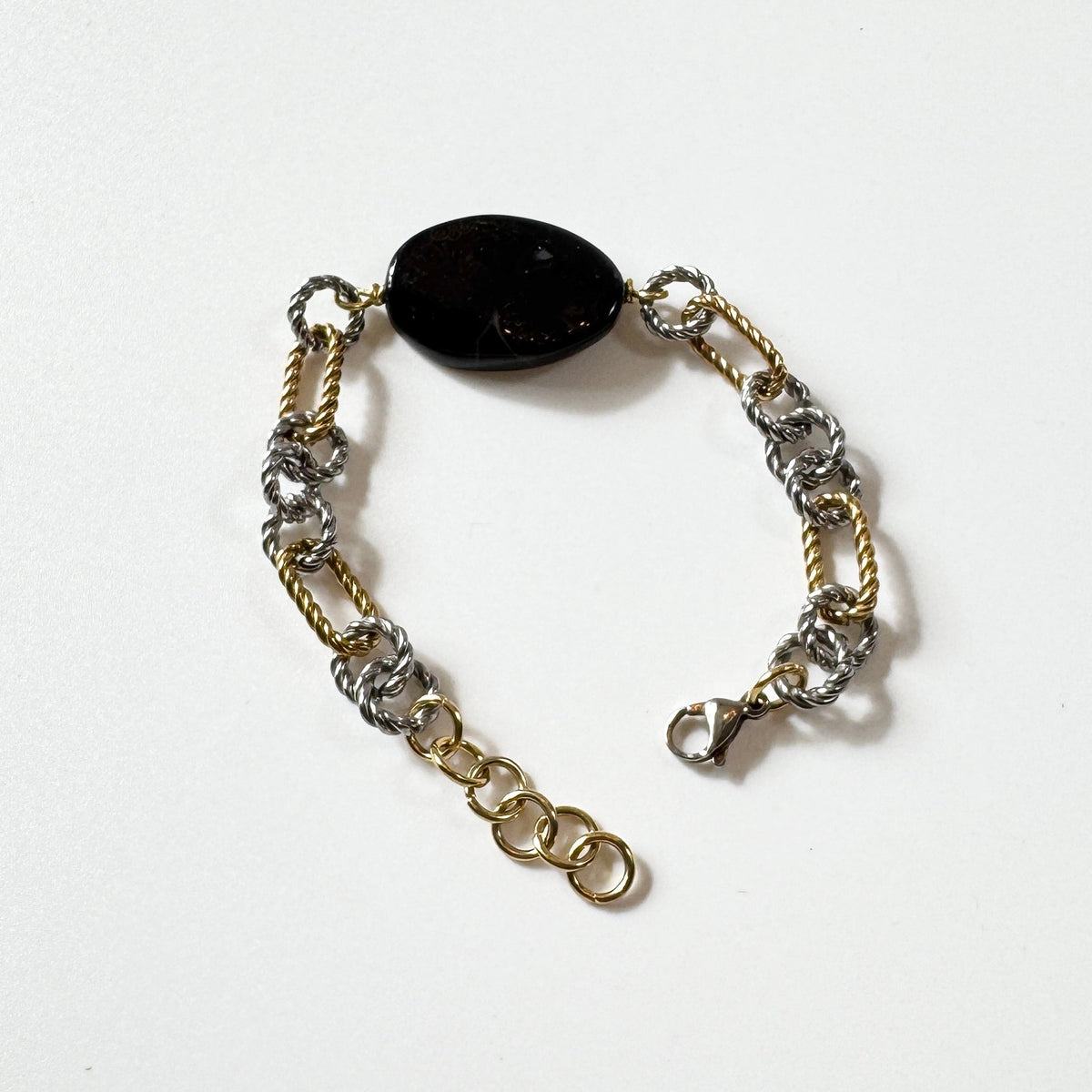 Handgjort armband med svart agat och kedja i rostfritt stål, PVD-behandlad i 18K guld och silver. Designat av Sussie Brandeby i Helsingborg.