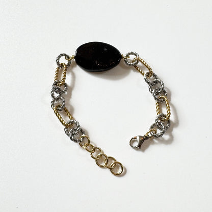 Handgjort armband med svart agat och kedja i rostfritt stål, PVD-behandlad i 18K guld och silver. Designat av Sussie Brandeby i Helsingborg.