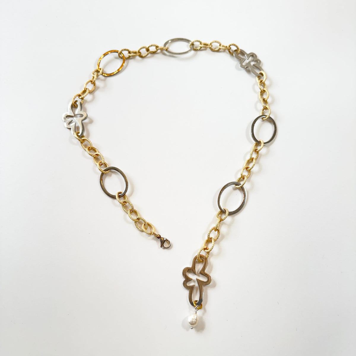 Handgjort halsband med egendesignade blommor och cirklar, guldförgyllda detaljer och äkta vit sötvattenspärla. Designat av Sussie Brandeby i Helsingborg.