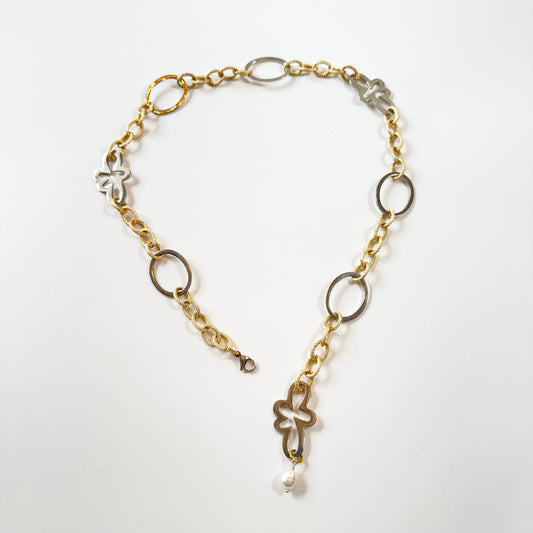 Handgjort halsband med egendesignade blommor och cirklar, guldförgyllda detaljer och äkta vit sötvattenspärla. Designat av Sussie Brandeby i Helsingborg.