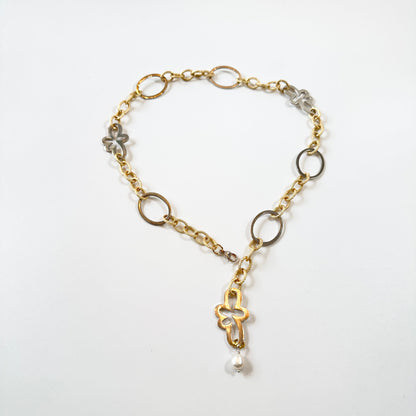 Handgjort halsband med egendesignade blommor och cirklar, guldförgyllda detaljer och äkta vit sötvattenspärla. Designat av Sussie Brandeby i Helsingborg.