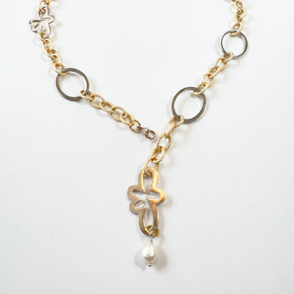 Handgjort halsband med egendesignade blommor och cirklar, guldförgyllda detaljer och äkta vit sötvattenspärla. Designat av Sussie Brandeby i Helsingborg.