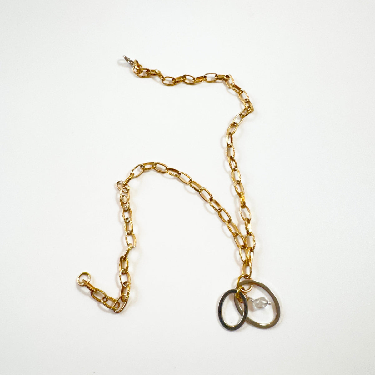 Handgjort halsband med äkta bergkristall och två cirklar i rostfritt. Justerbar kedja i rostfritt stål i 18K guld pvd. Designat av Sussie Brandeby i Helsingborg.