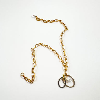 Handgjort halsband med äkta bergkristall och två cirklar i rostfritt. Justerbar kedja i rostfritt stål i 18K guld pvd. Designat av Sussie Brandeby i Helsingborg.