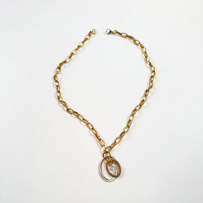 Handgjort halsband med äkta bergkristall och två cirklar i rostfritt. Justerbar kedja i rostfritt stål i 18K guld pvd. Designat av Sussie Brandeby i Helsingborg.