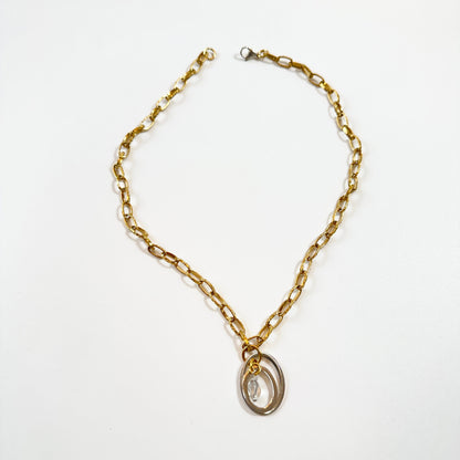Handgjort halsband med äkta bergkristall och två cirklar i rostfritt. Justerbar kedja i rostfritt stål i 18K guld pvd. Designat av Sussie Brandeby i Helsingborg.