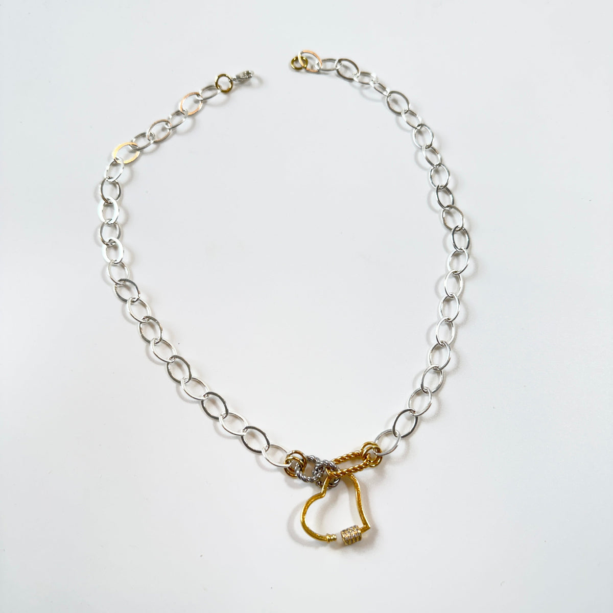 Handgjort halsband i guld och silver med avtagbart hjärta i 18K guld och strass. Designat och handgjort av Sussie Brandeby i Helsingborg.
