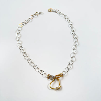 Handgjort halsband i guld och silver med avtagbart hjärta i 18K guld och strass. Designat och handgjort av Sussie Brandeby i Helsingborg.
