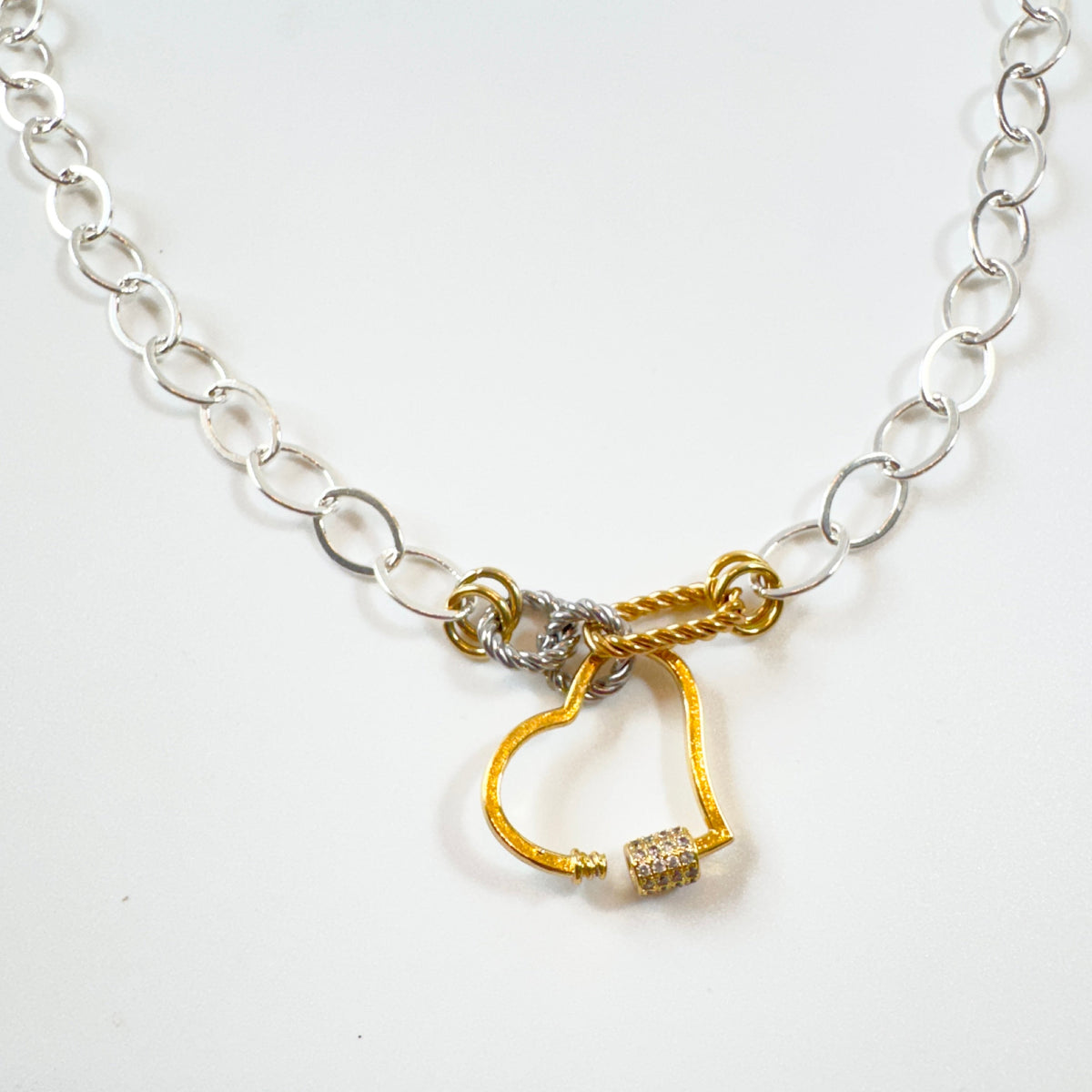 Handgjort halsband i guld och silver med avtagbart hjärta i 18K guld och strass. Designat och handgjort av Sussie Brandeby i Helsingborg.