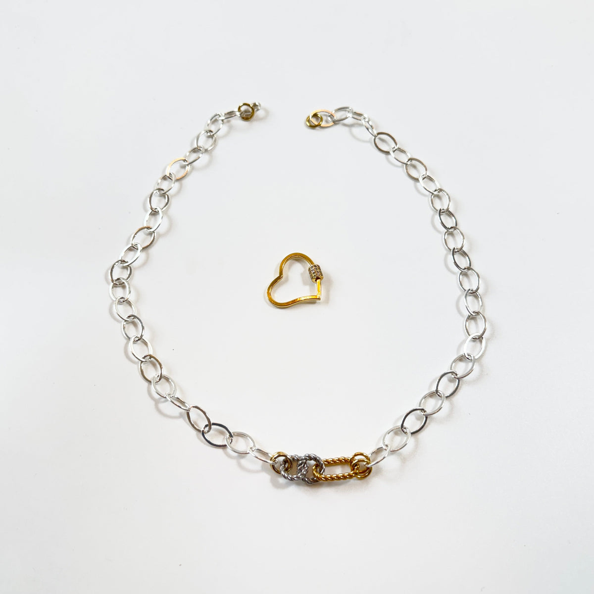Handgjort halsband i guld och silver med avtagbart hjärta i 18K guld och strass. Designat och handgjort av Sussie Brandeby i Helsingborg.