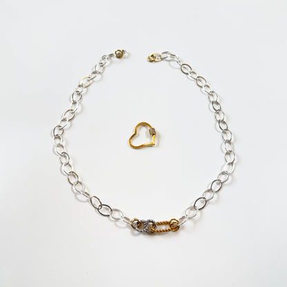 Handgjort halsband i guld och silver med avtagbart hjärta i 18K guld och strass. Designat och handgjort av Sussie Brandeby i Helsingborg.