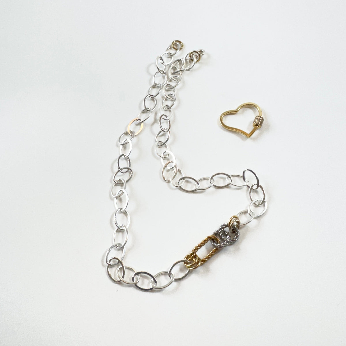 Handgjort halsband i guld och silver med avtagbart hjärta i 18K guld och strass. Designat och handgjort av Sussie Brandeby i Helsingborg.