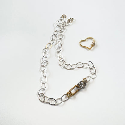 Handgjort halsband i guld och silver med avtagbart hjärta i 18K guld och strass. Designat och handgjort av Sussie Brandeby i Helsingborg.
