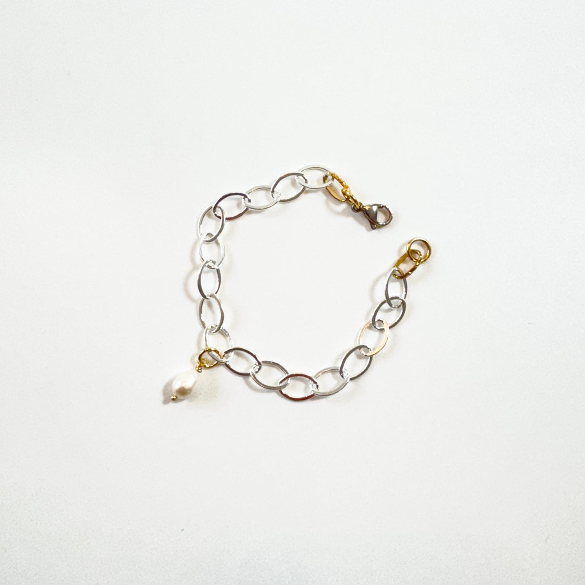 Handgjort armband med äkta vit sötvattenspärla och silverpläterad kedja. Ett nätt och personligt smycke designat av Sussie Brandeby i Helsingborg.