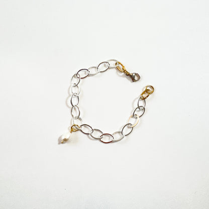 Handgjort armband med äkta vit sötvattenspärla och silverpläterad kedja. Ett nätt och personligt smycke designat av Sussie Brandeby i Helsingborg.