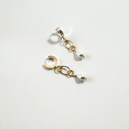Nätta handgjorda örhängen med snäckskalspärla, silverfärgad creol och detaljer i 18K guld. Enkla att styla och fina att bära. Design av Sussie Brandeby i Helsingborg.