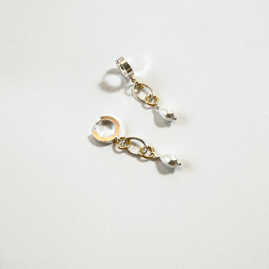 Nätta handgjorda örhängen med snäckskalspärla, silverfärgad creol och detaljer i 18K guld. Enkla att styla och fina att bära. Design av Sussie Brandeby i Helsingborg.