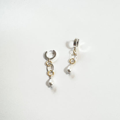 Nätta handgjorda örhängen med snäckskalspärla, silverfärgad creol och detaljer i 18K guld. Enkla att styla och fina att bära. Design av Sussie Brandeby i Helsingborg.