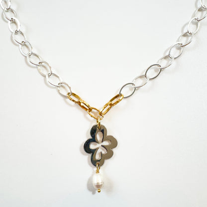 Handgjort halsband med silverfärgad kedja, gulddetaljer pvd och egendesignat blomsterhänge i silver. 50 cm långt med karbinhake. Design by Brandeby.