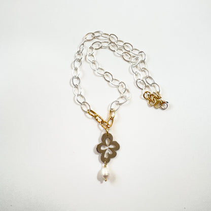 Handgjort halsband med silverfärgad kedja, gulddetaljer pvd och egendesignat blomsterhänge i silver. 50 cm långt med karbinhake. Design by Brandeby.