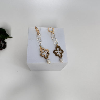 eleganta och lyxiga örhängen med guldblomma i egen desing handgjorda unika