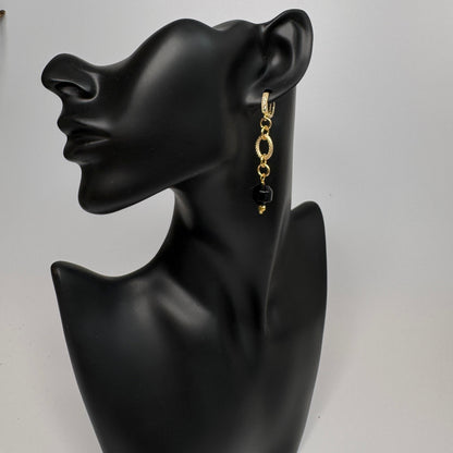 örhängen i äkta onyx svart med guld ringar