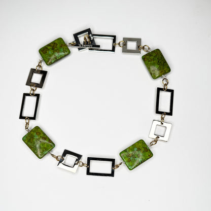 Sagolikt handgjort halsband med äkta grönmelerade marquise-turkoser och egendesignade silverpläterade detaljer. Endast 2 exemplar. Design by Brandeby
