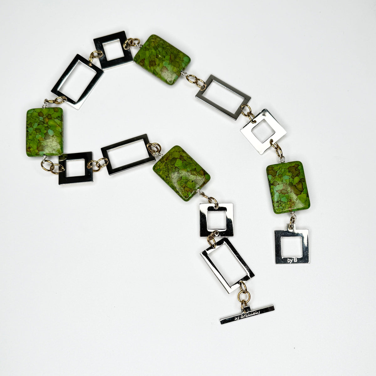 Sagolikt handgjort halsband med äkta grönmelerade marquise-turkoser och egendesignade silverpläterade detaljer. Endast 2 exemplar. Design by Brandeby