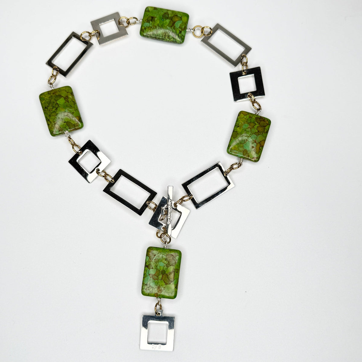 Sagolikt handgjort halsband med äkta grönmelerade marquise-turkoser och egendesignade silverpläterade detaljer. Endast 2 exemplar. Design by Brandeby