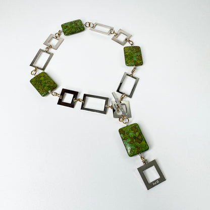 Sagolikt handgjort halsband med äkta grönmelerade marquise-turkoser och egendesignade silverpläterade detaljer. Endast 2 exemplar. Design by Brandeby