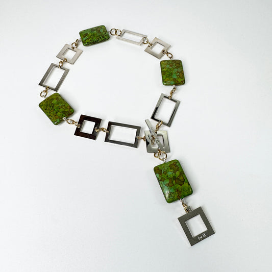 Sagolikt handgjort halsband med äkta grönmelerade marquise-turkoser och egendesignade silverpläterade detaljer. Endast 2 exemplar. Design by Brandeby
