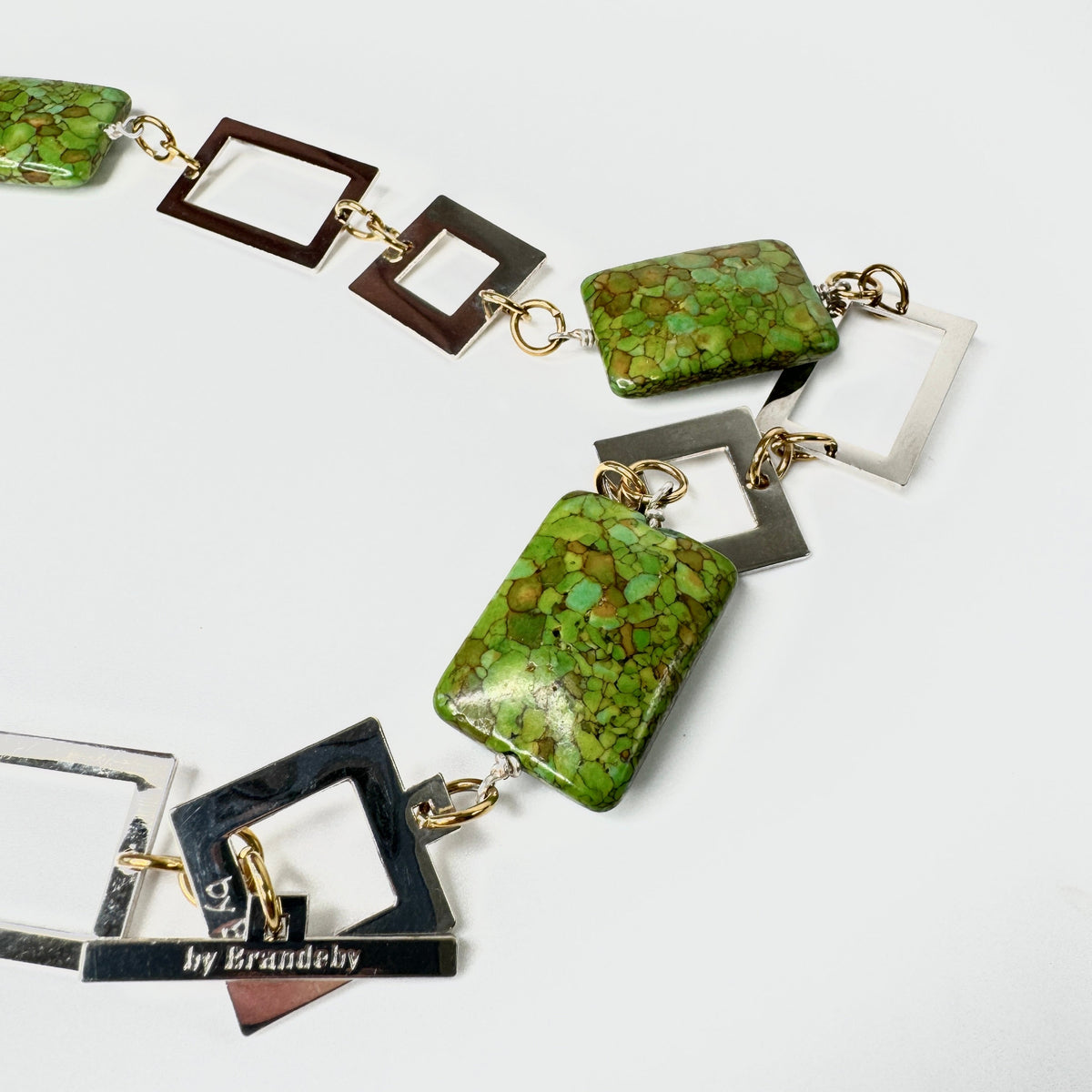 Sagolikt handgjort halsband med äkta grönmelerade marquise-turkoser och egendesignade silverpläterade detaljer. Endast 2 exemplar. Design by Brandeby
