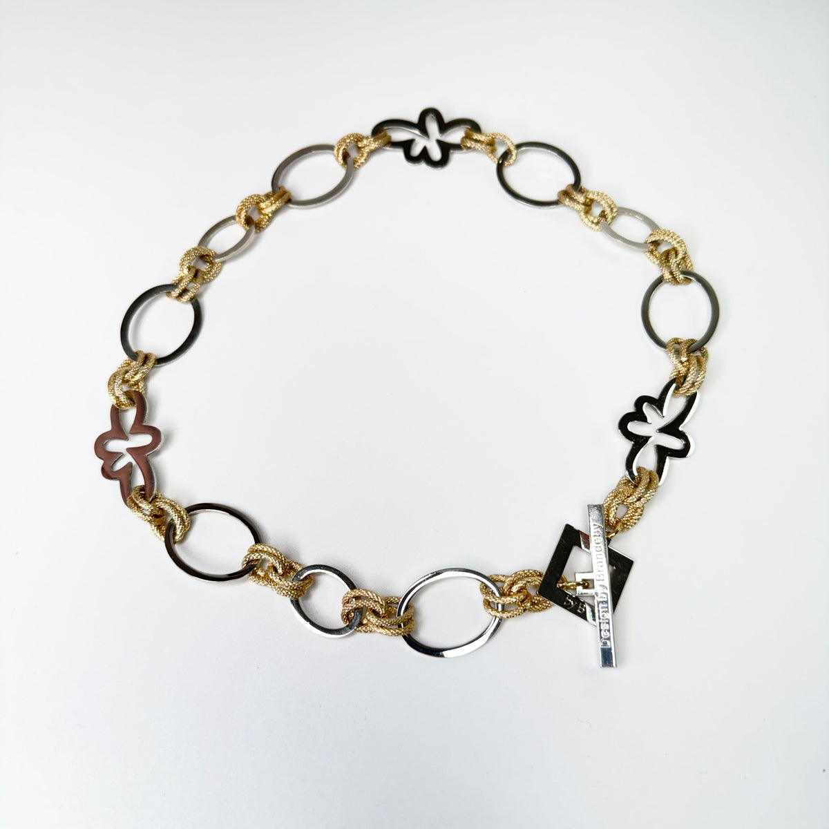 Elegant handgjort halsband med egendesignade blommor och cirklar i silver samt texturerade guldringar i mässing. 50 cm långt. Design by Brandeby