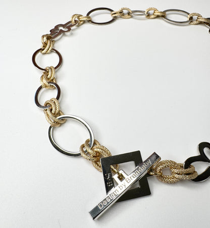 Elegant handgjort halsband med egendesignade blommor och cirklar i silver samt texturerade guldringar i mässing. 50 cm långt. Design by Brandeby