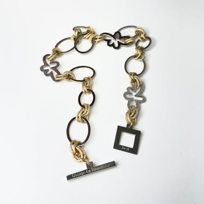 Elegant handgjort halsband med egendesignade blommor och cirklar i silver samt texturerade guldringar i mässing. 50 cm långt. Design by Brandeby