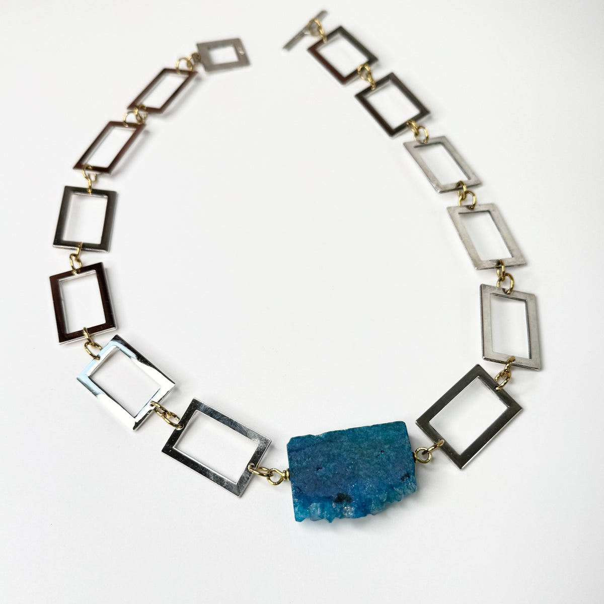 Blue Cloud Halsband med äkta quartz, egendesignade sterlingsilverbelagda rektanglar och 18 karats guld PVD. Handgjort i Helsingborg av Design by Brandeby.