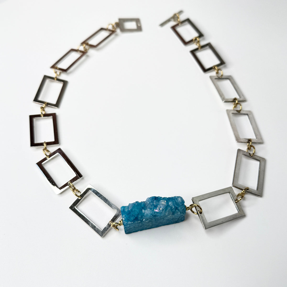 Blue Cloud Halsband med äkta quartz, egendesignade sterlingsilverbelagda rektanglar och 18 karats guld PVD. Handgjort i Helsingborg av Design by Brandeby.