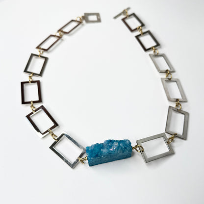 Blue Cloud Halsband med äkta quartz, egendesignade sterlingsilverbelagda rektanglar och 18 karats guld PVD. Handgjort i Helsingborg av Design by Brandeby.