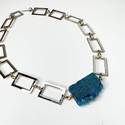 Blue Cloud Halsband med äkta quartz, egendesignade sterlingsilverbelagda rektanglar och 18 karats guld PVD. Handgjort i Helsingborg av Design by Brandeby.