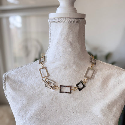 kort silver halsband med guldringar design by brandeby