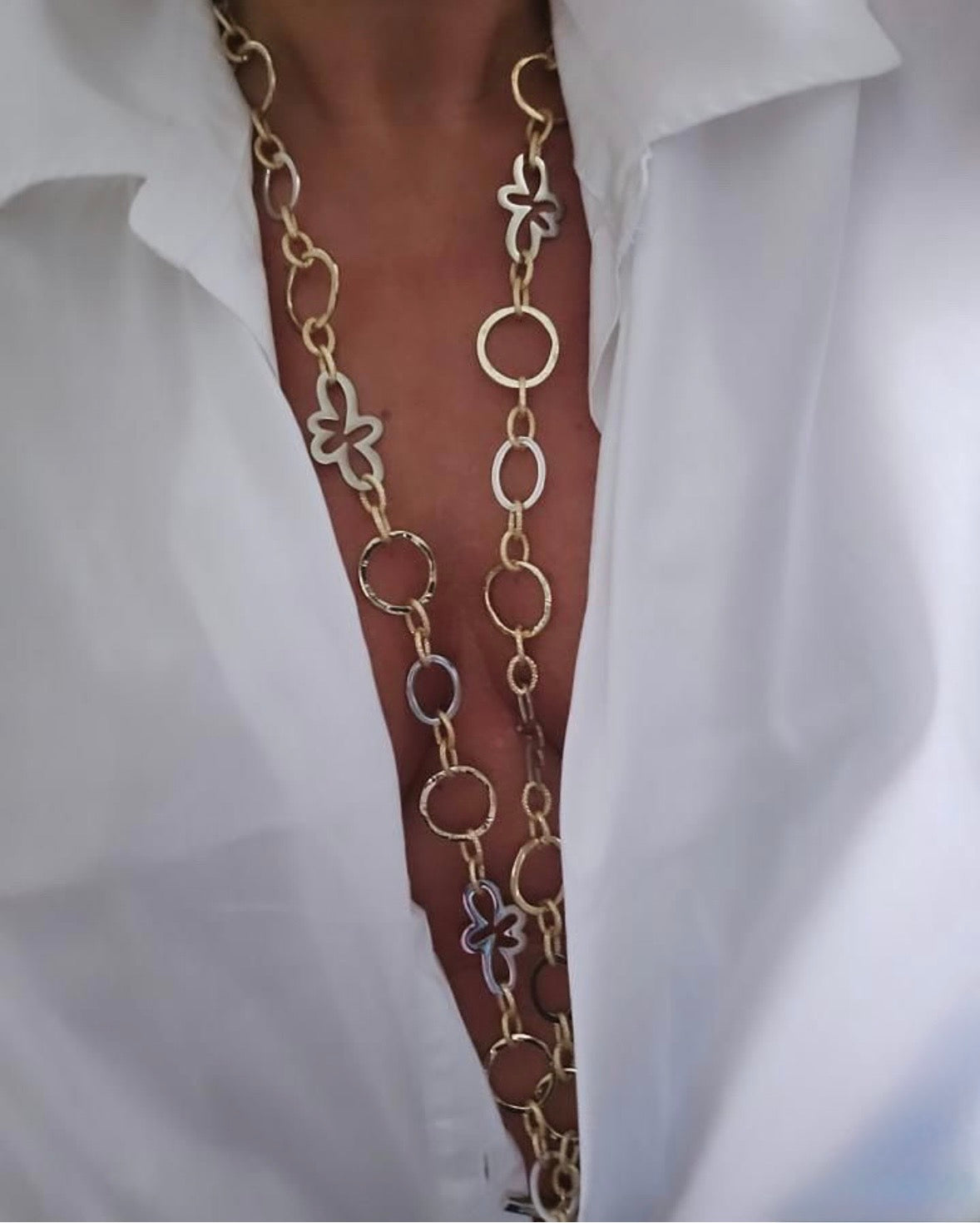 Handgjort Luxery Glam Pearl halsband på 100 cm med egen-designade blommor och cirklar i silver och guld. Kan bäras på flera sätt och är Limited Edition. Design by Brandeby