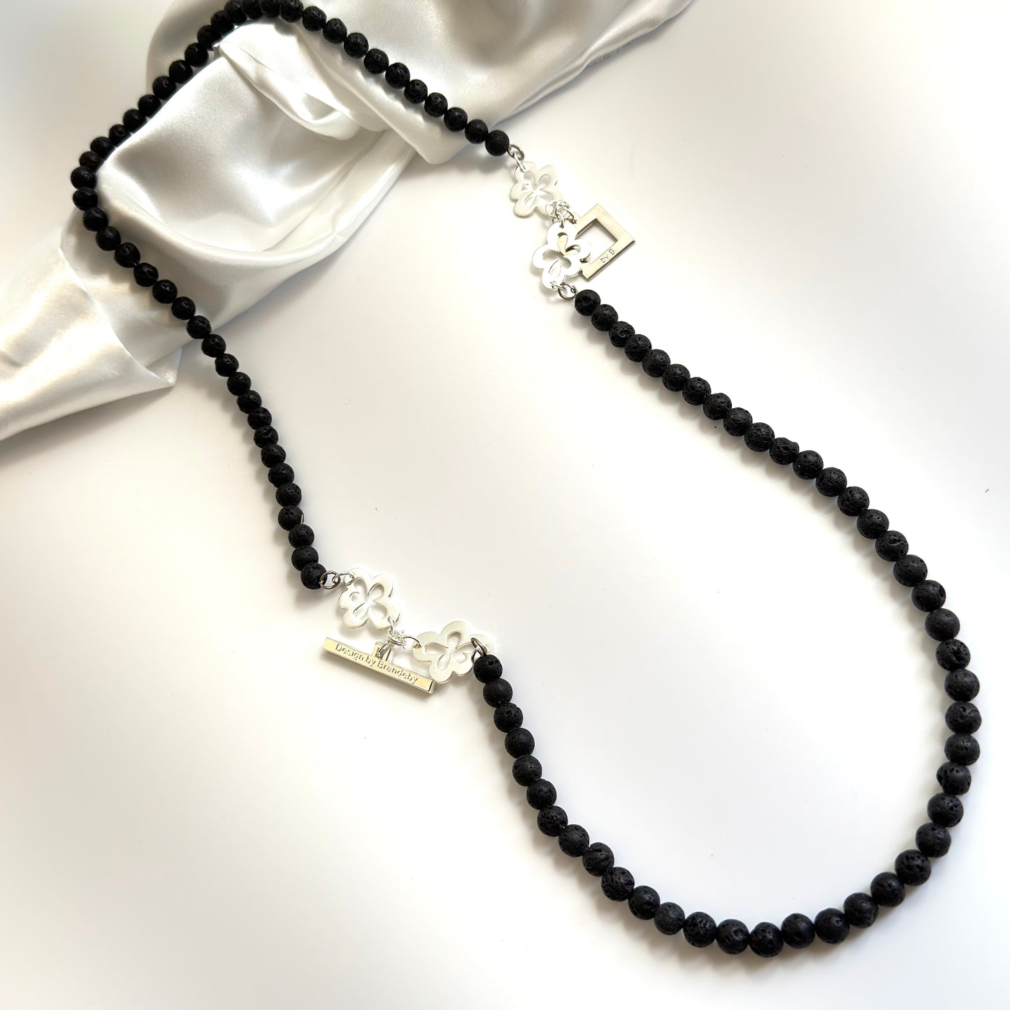 äkta handgjort halsband lava ädelsten flexibelt design by brandeby