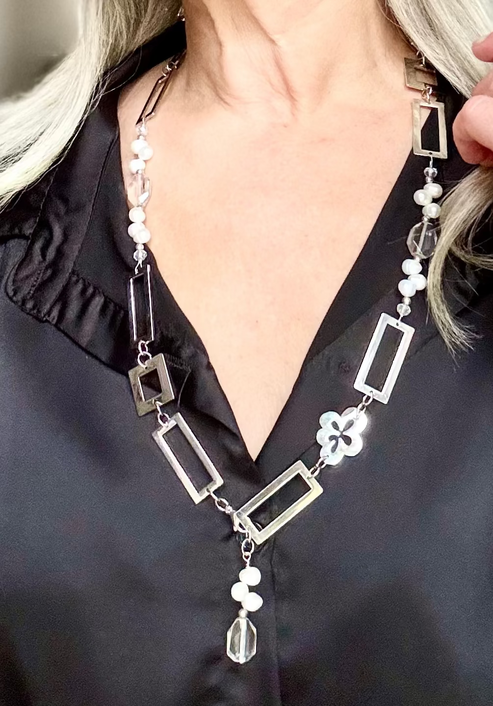 Silver Ice Halsband - Vita Sötvattenspärlor med Slipade Bergkristaller - Design by Brandeby handgjort i sverige 