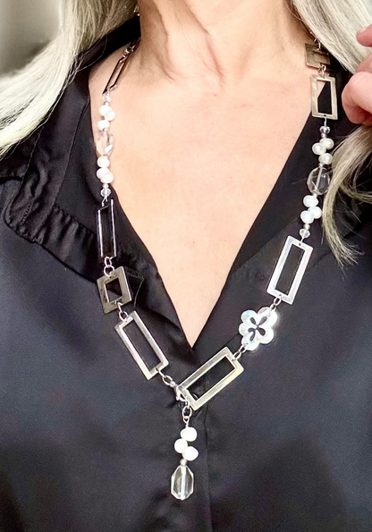 Silver Ice Halsband - Vita Sötvattenspärlor med Slipade Bergkristaller - Design by Brandeby handgjort i sverige 