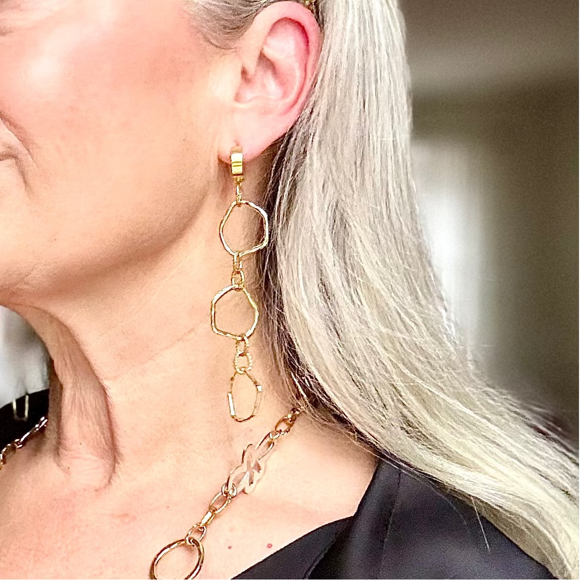 Stockholm Earrings är eleganta örhängen där guldringar möter bredare creoler i guld. De vackra ringarna skapar ett modernt och fashionabelt uttryck som utstrålar både elegans och lyx. Alla ringar är överdragna med 18 karats guld som tål slitage och behåller sin lyster.